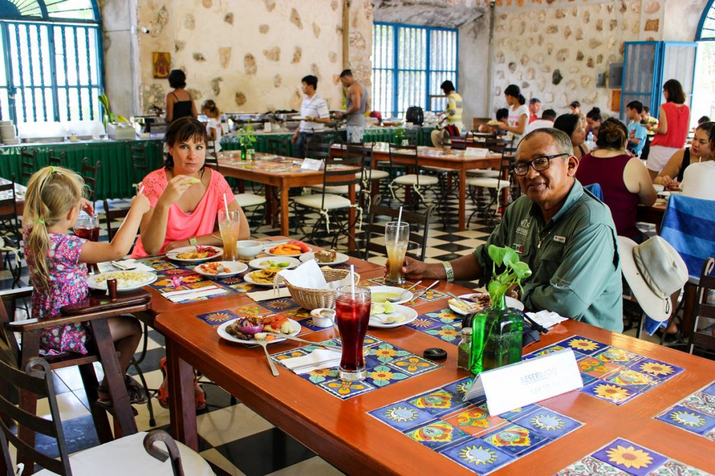 Leckeres Buffet Essen im Restaurant Cenote Selva Maya