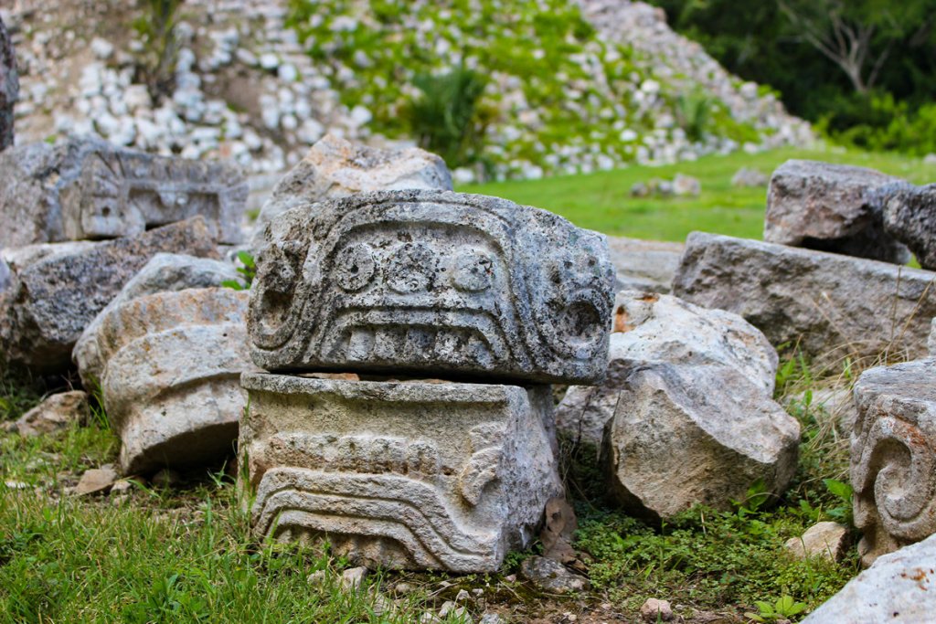 Maya Motive in Stein gemeißelt