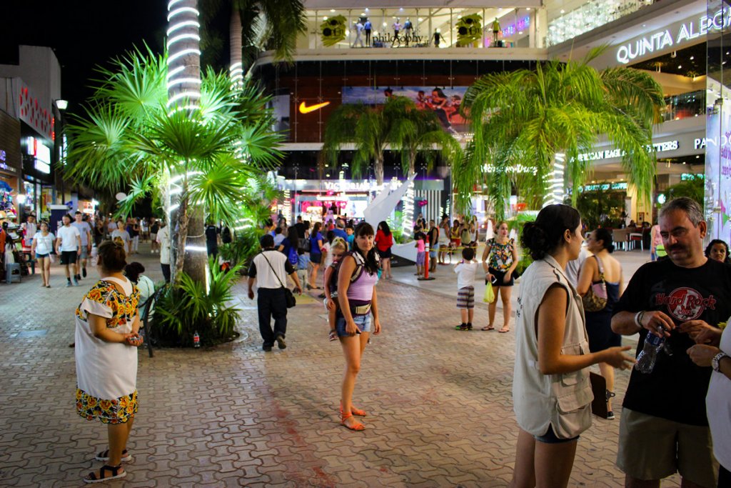 Abendlicher Spaziergang auf der 5th Avenue in Playa del Carmen