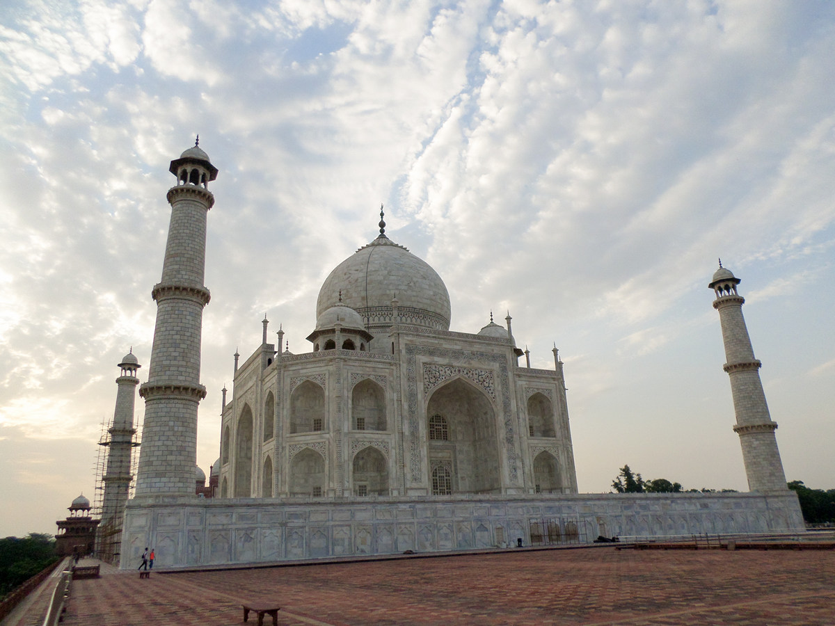 Frontale Seitenansicht Taj Mahal
