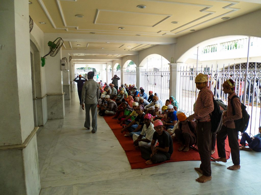 Menschen warten Sikh Tempel