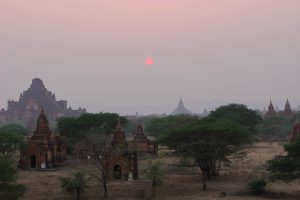 Sonnenuntergang in Bagan (links - Dhammayangyi Tempel)