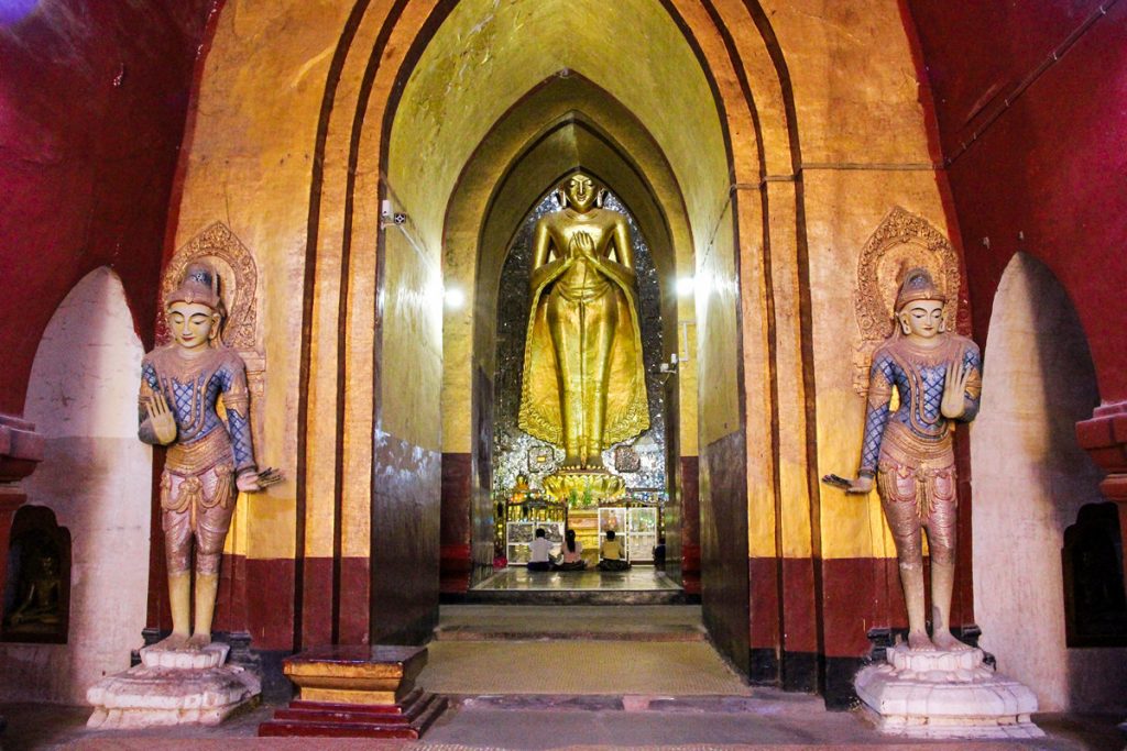 Golden Buddha in dem Ananda Tempel