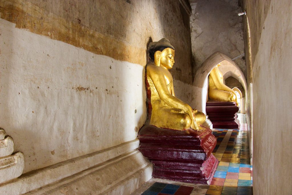 Sitzende Buddhas im Gawdawpalin Tempel