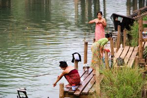 Frauen waschen sich Fluß Indein