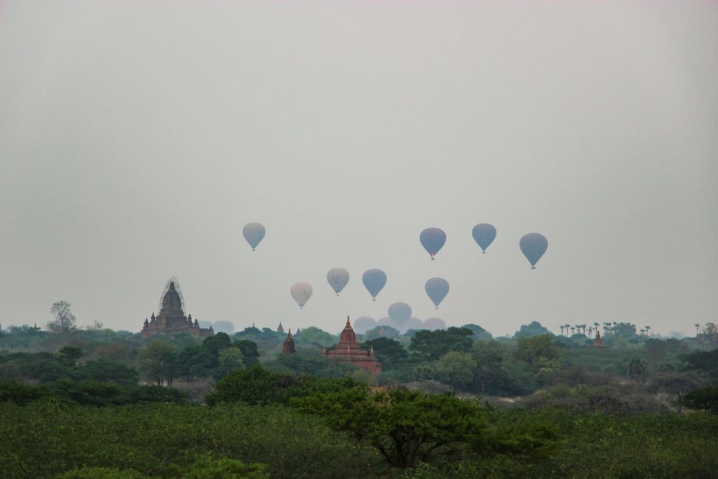 Heißluftballons fliegen hoch in Bagan