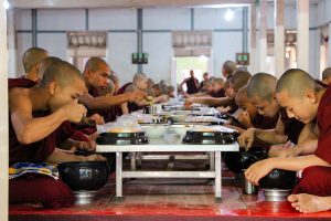 Mönche essen Mahagandayon Kloster