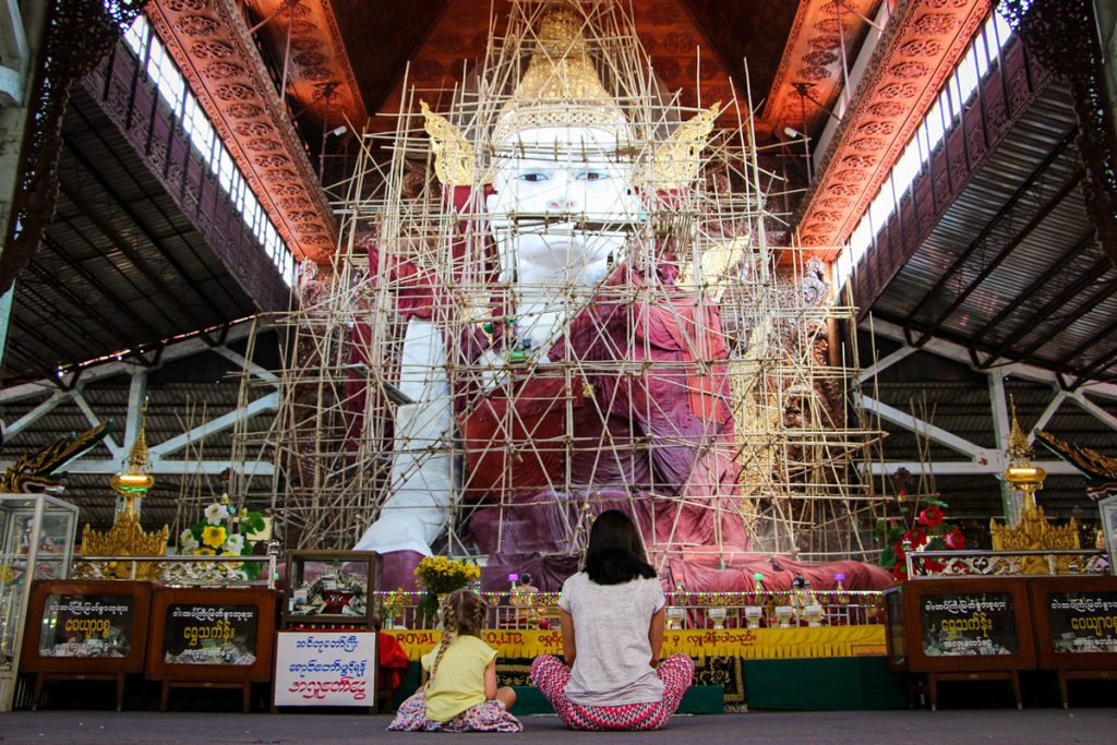 Nga Htat Gyi Pagoda Sitzender Buddha