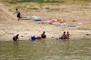 Waschen am Ufer Irrawaddy