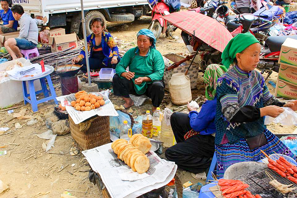 Can Cau Saturday Market Vietnam