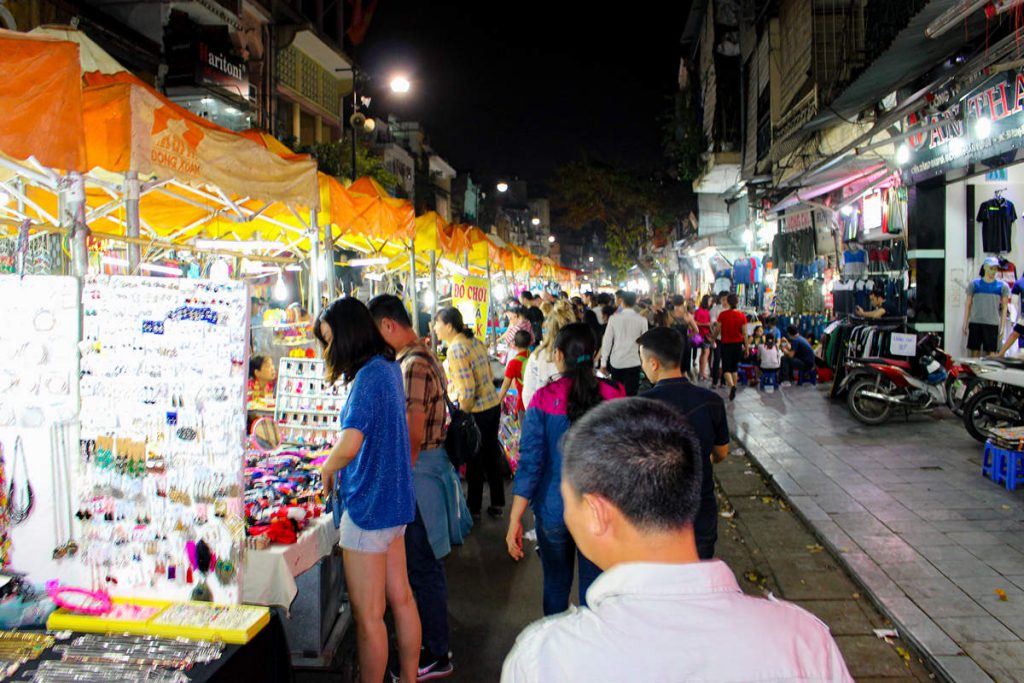 Auf dem Nachtmarkt in Hanoi
