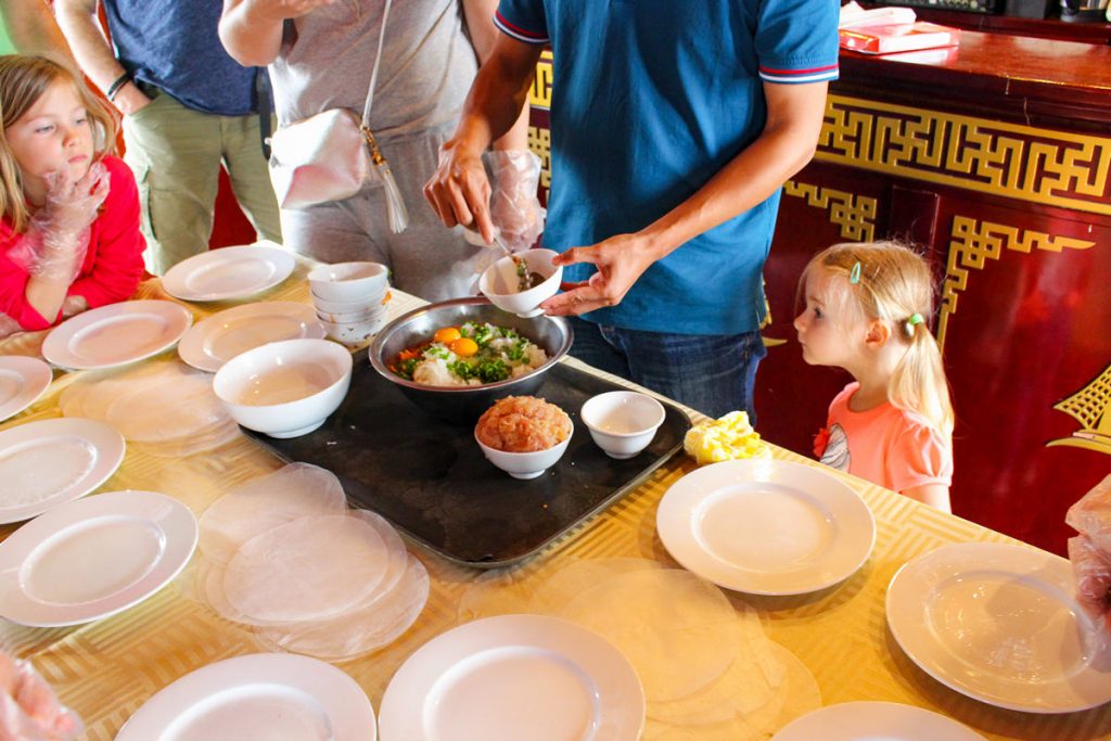 vietnamesische Frühlingsrollen werden gemacht