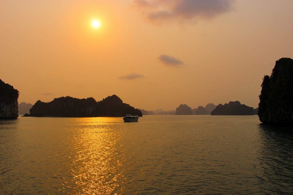 Sonnenuntergang Halong Bucht