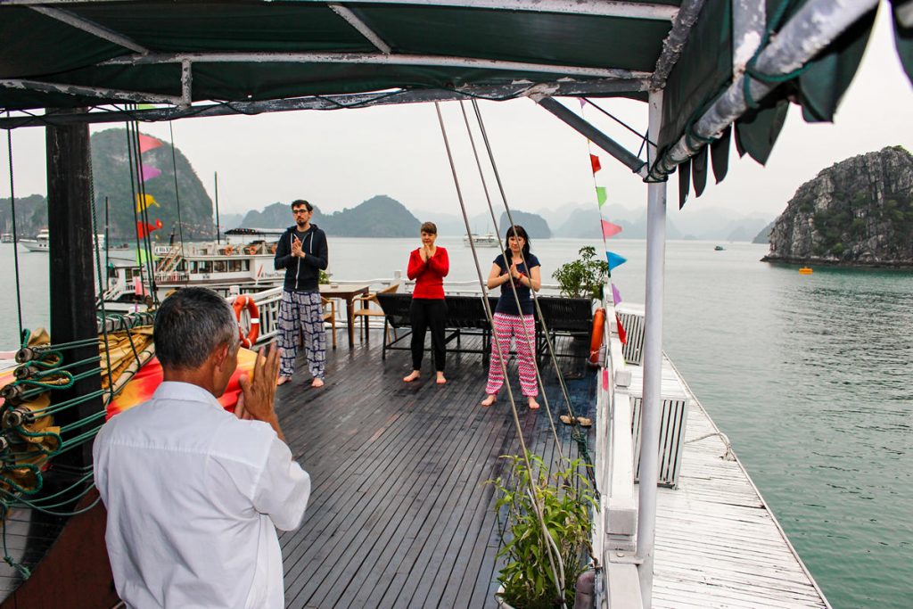 Tai Chi auf dem Schiff in der Halong Bucht