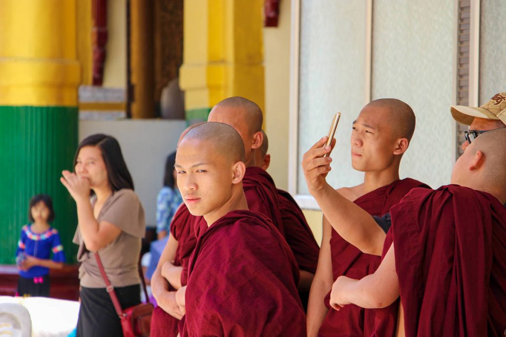 Mönche Shwedagon Pagode
