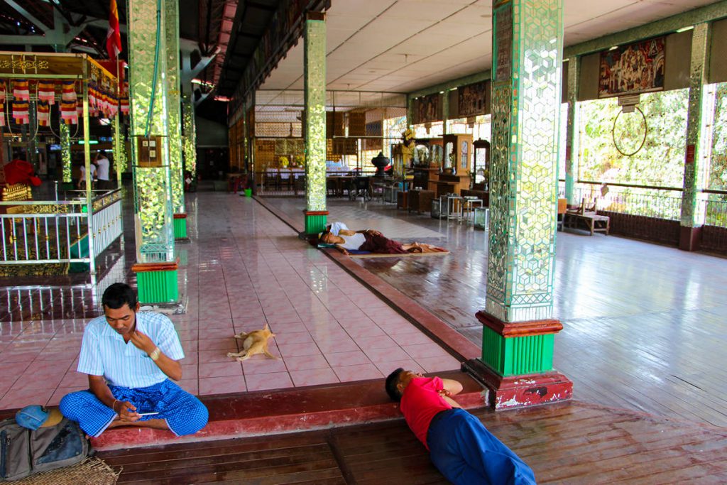 Ngar Htat Gyi Pagode Leute schlafen