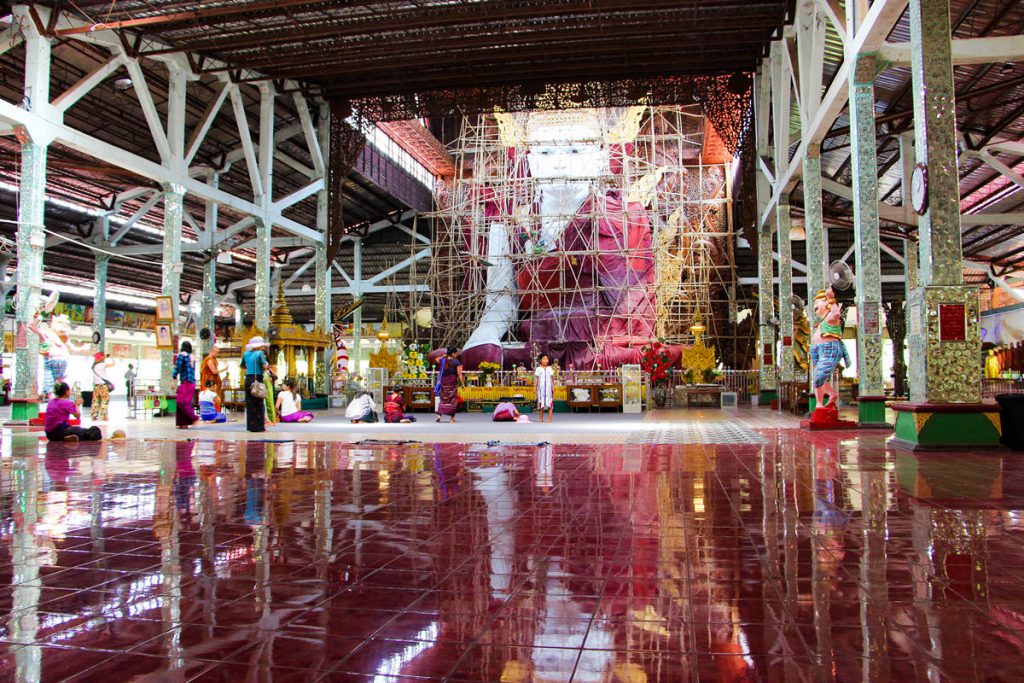 Sitzender Buddha Yangon