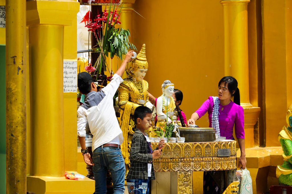 Waschen Buddha Statue Shwedagon Pagode