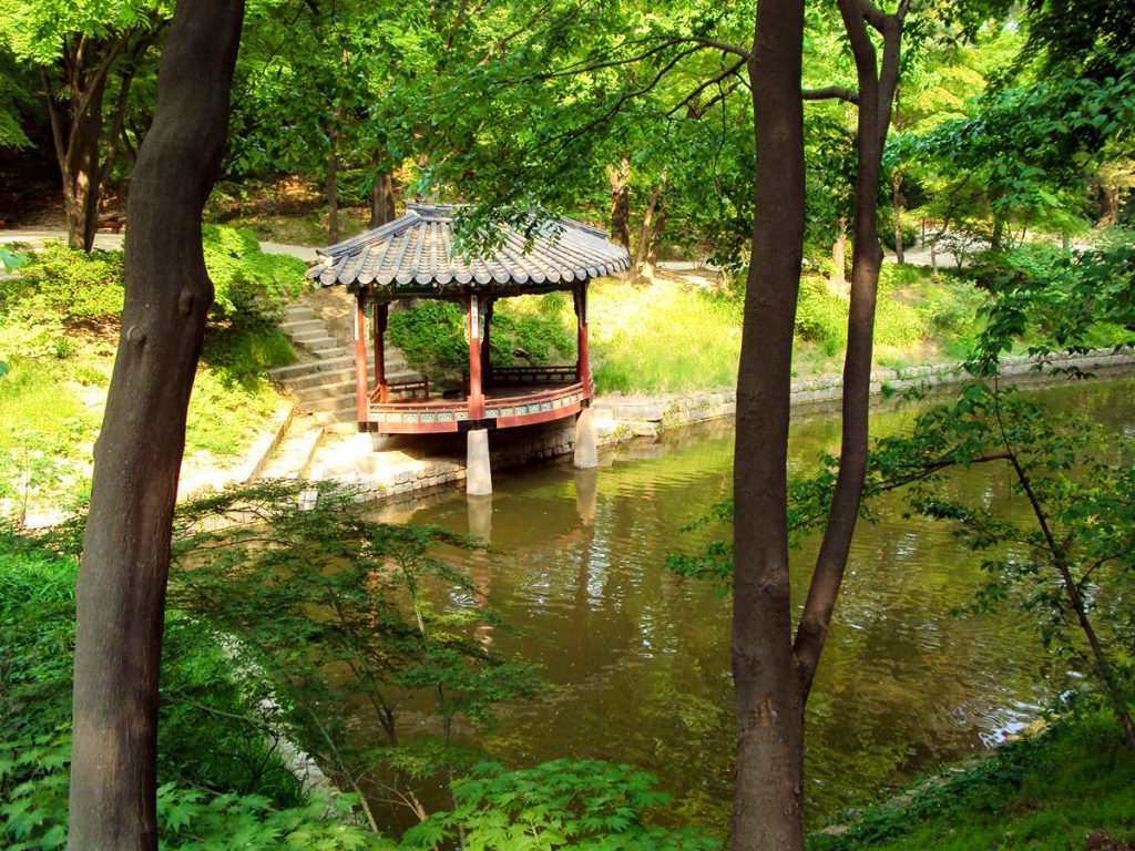 Teich Aeryeongji mit Aeryeonjeong Pavillon Huwon Secret Garden