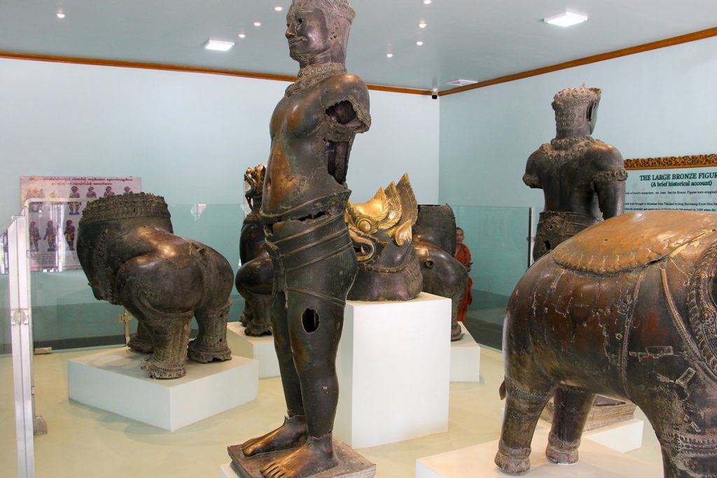 Bronze Statuen Mahamuni Pagode