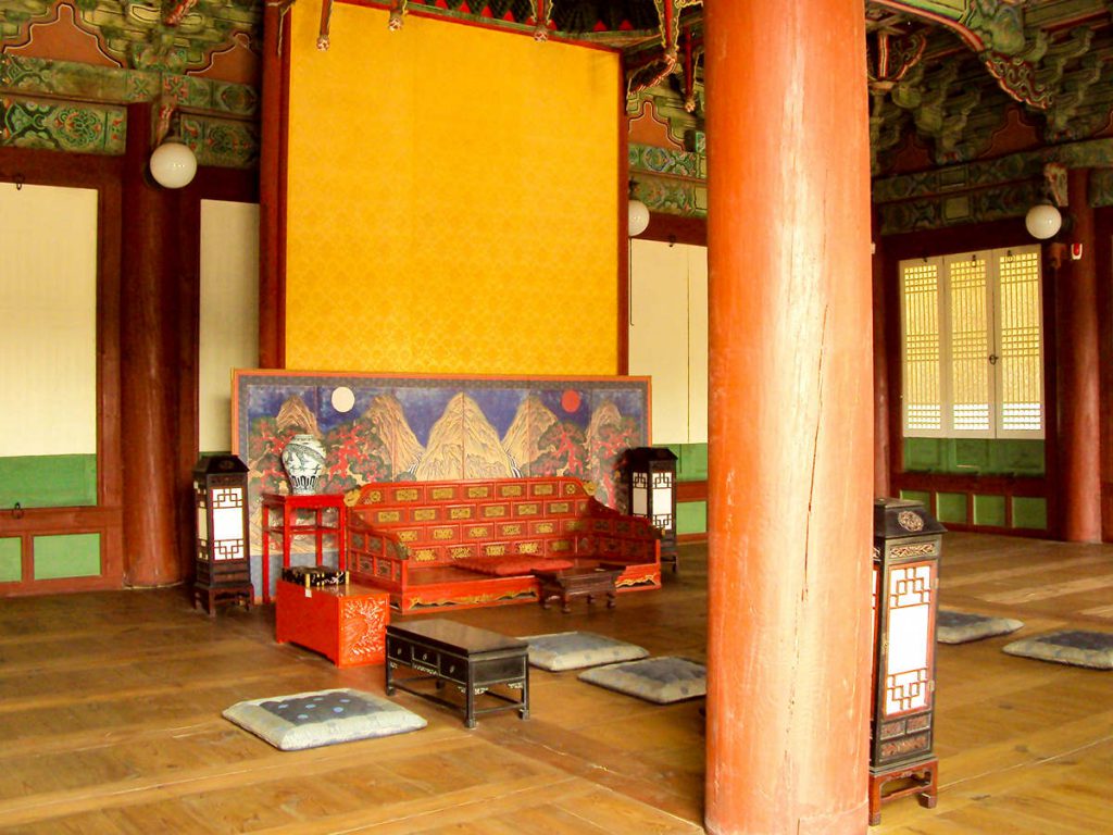 Seonjeongjeon Hall von innen