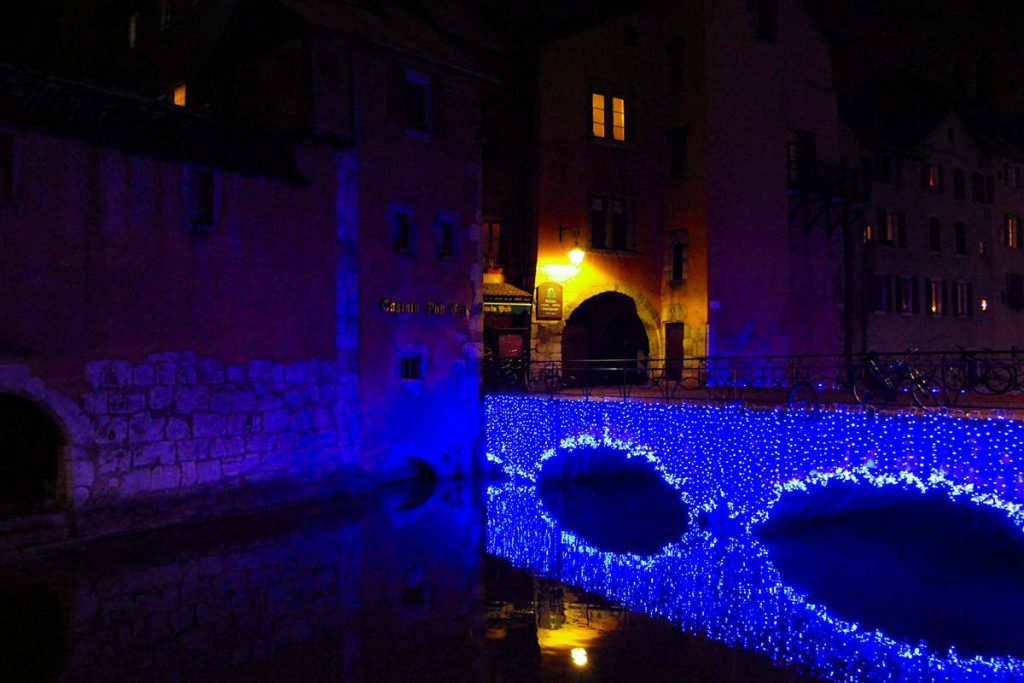 Pont Morens mit Weihnachtslichter in Annecy