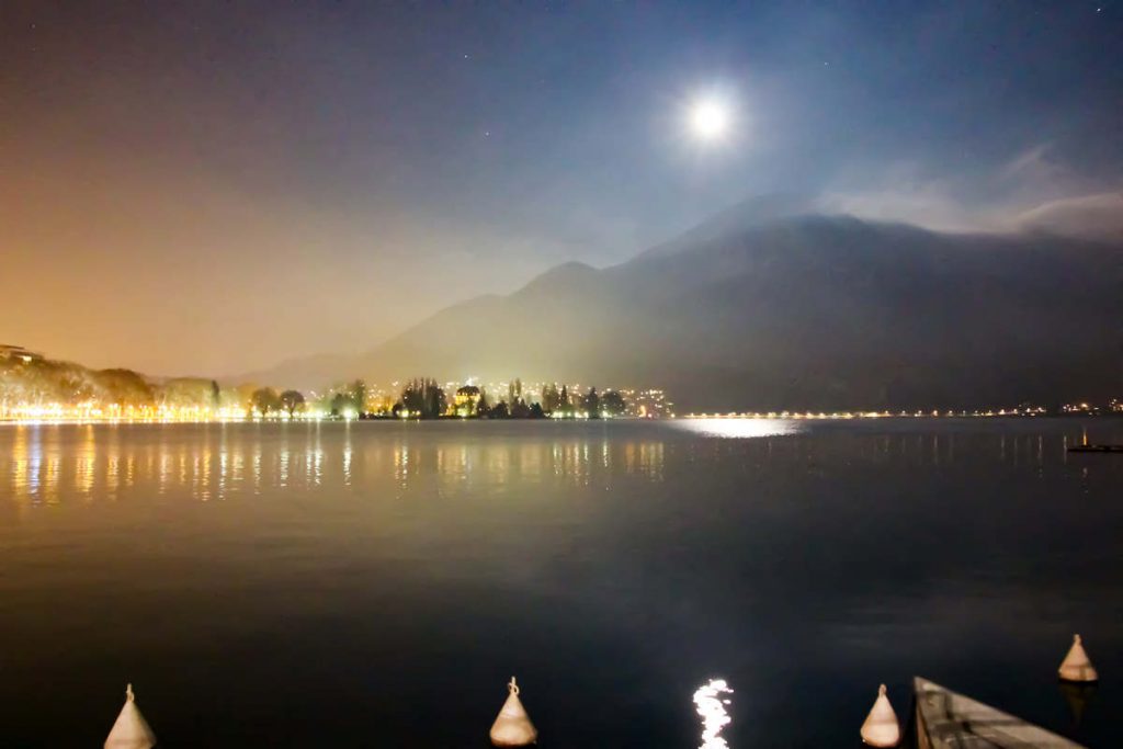 See Annecy in der Nacht