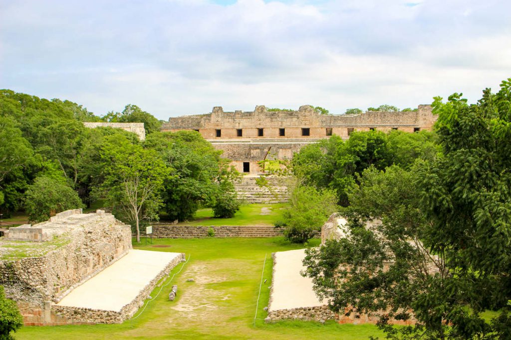 Ballspielpaltz und Nonnenviereck von dem Gouverneurspalast in Uxmal