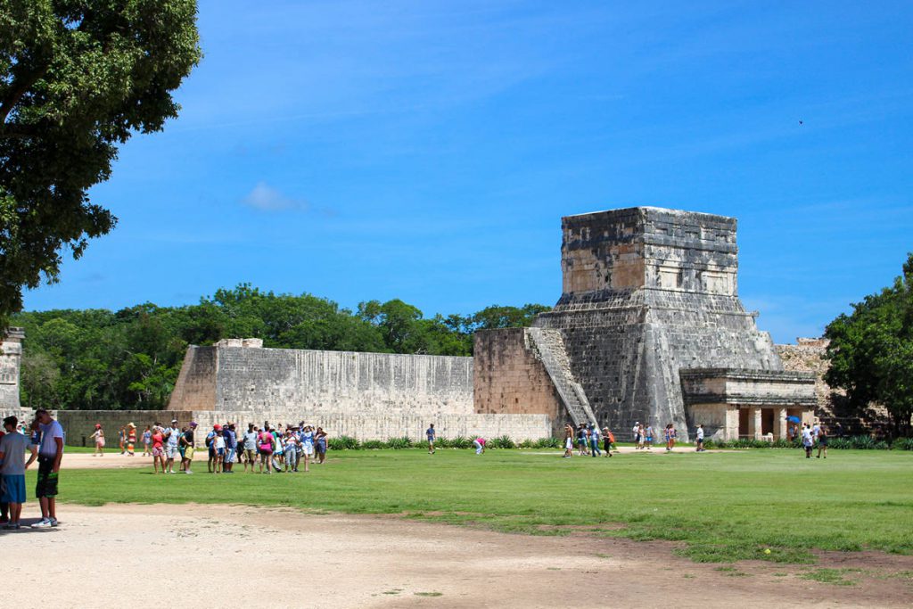 Ballspielplatz mit dem Jaguartempel in Chichen Itza