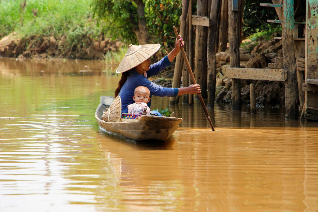 Burmesische Mutter mit Kind im Boot