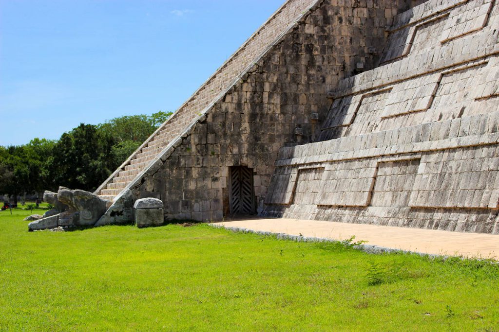 Eingang zu der kleineren Pyramide in Chichán Itzá