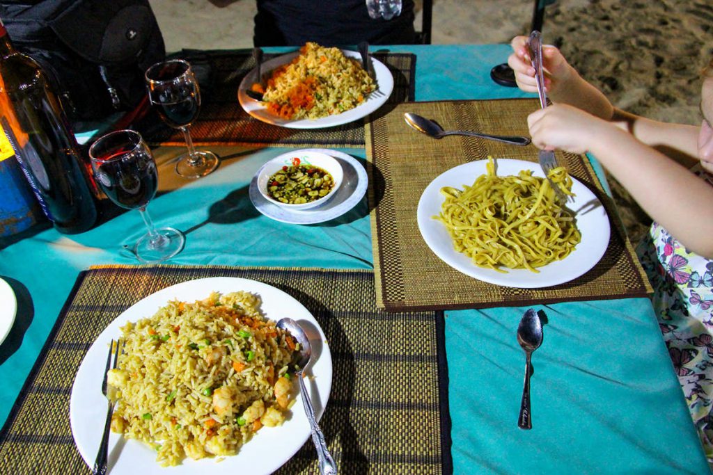 Essen im Strandrestaurant auf Ngapali Beach