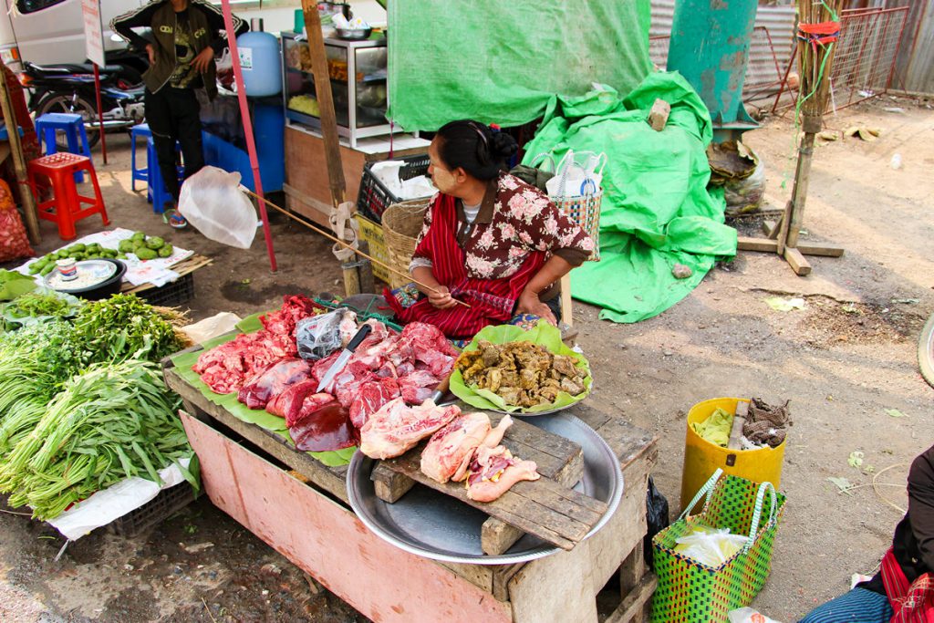 Fleischstand auf dem Markt in Taunggyi