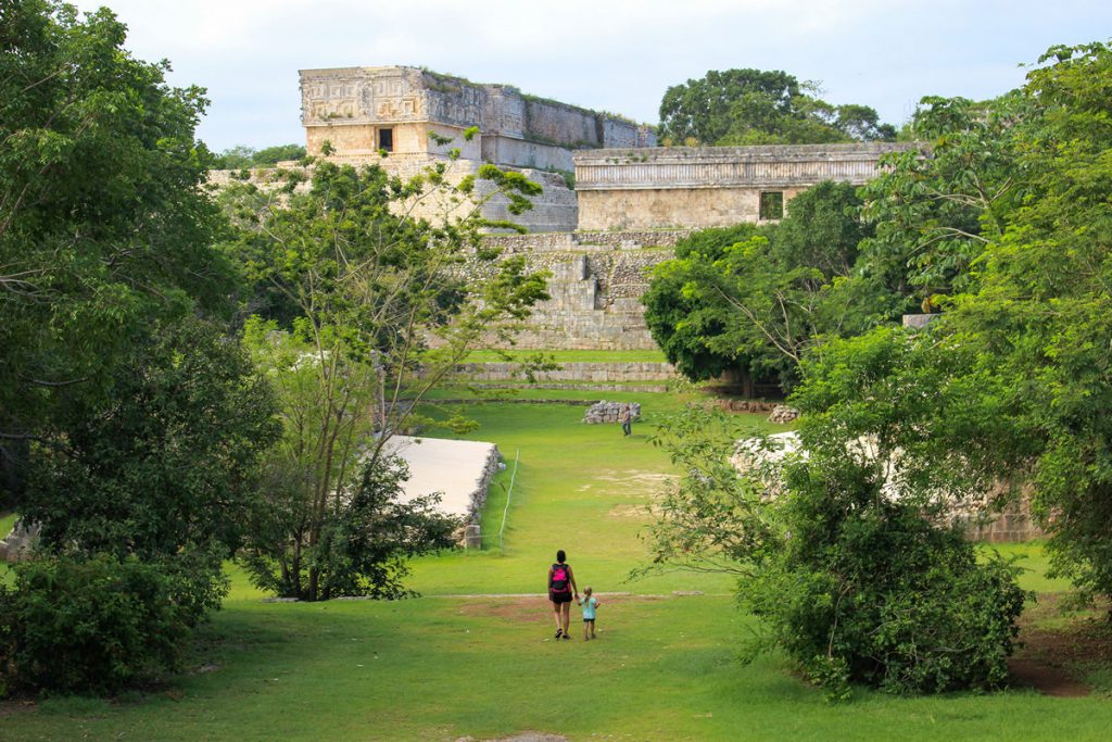 Gouverneurspalast und Schildkrötenhaus vom Nonnenviereck in Uxmal