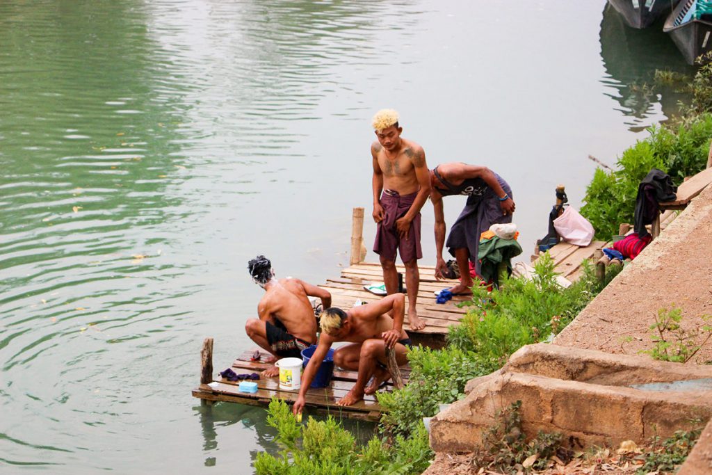 Jungen waschen sich im Fluss Indein