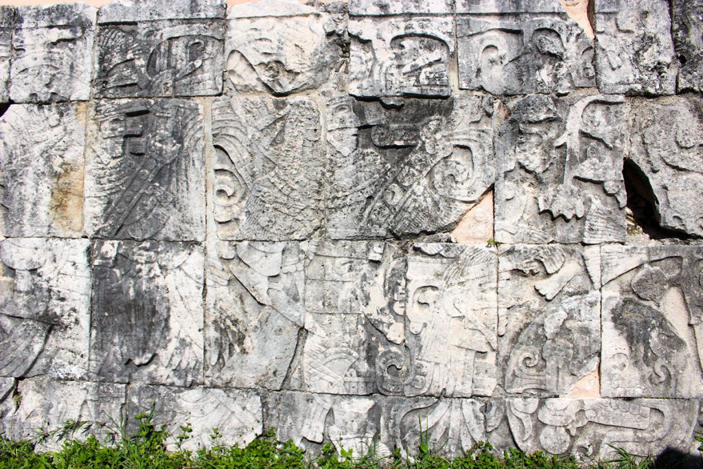 Köpfungsszene am Ballspielplatz von Chichén Itzá