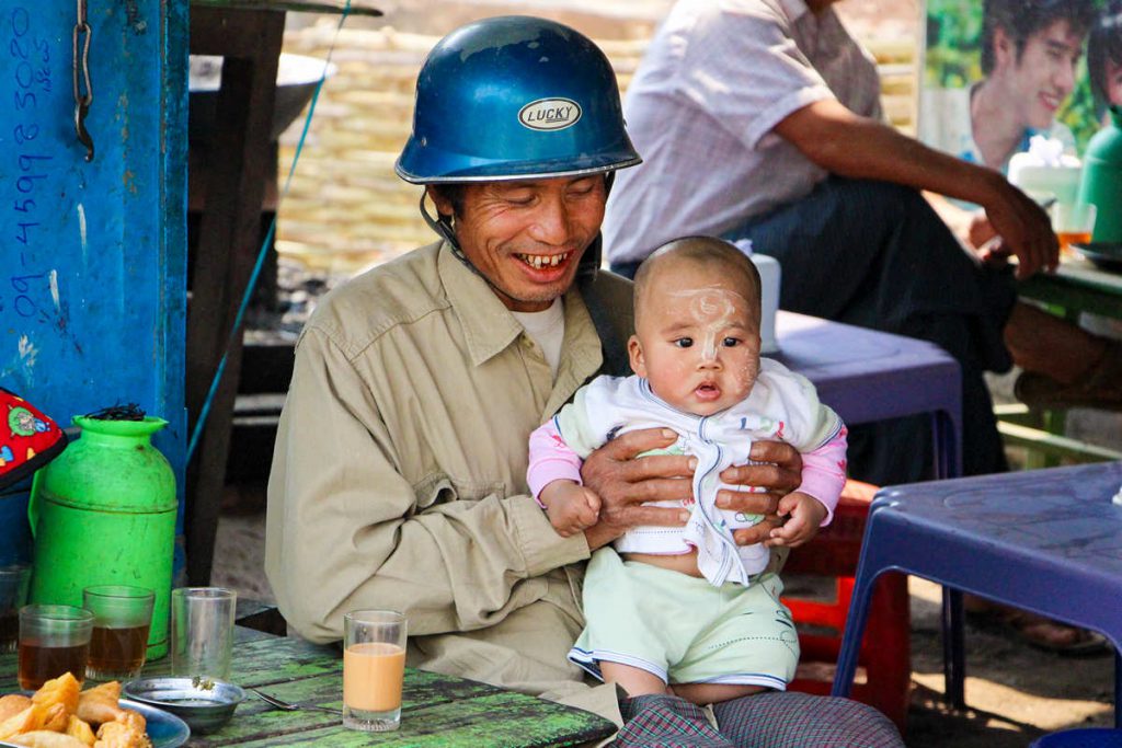 Burmeser Opa mit Enkelkind