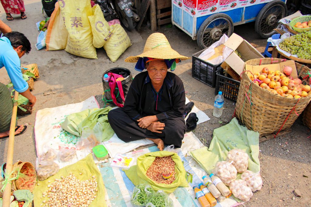 Pa O Frau auf dem Fünf-Tage Markt