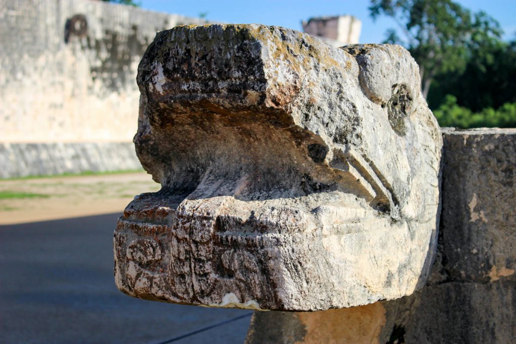 Schlangenkopf am Ballspielplatz von Chichén Itzá