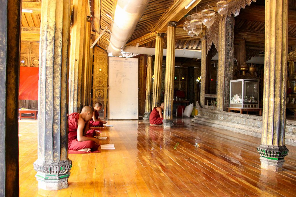 Mönche im Shwe Yan Pyay Kloster