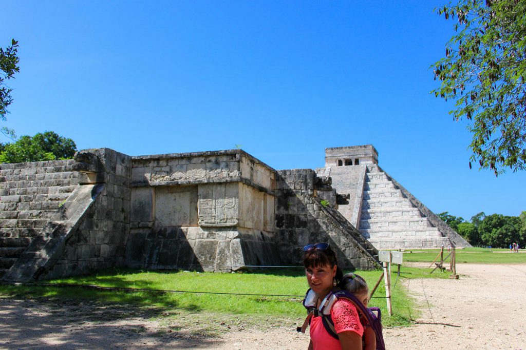 Venusplattform mit der Pyramide im Hintergrund in Chichen Itza