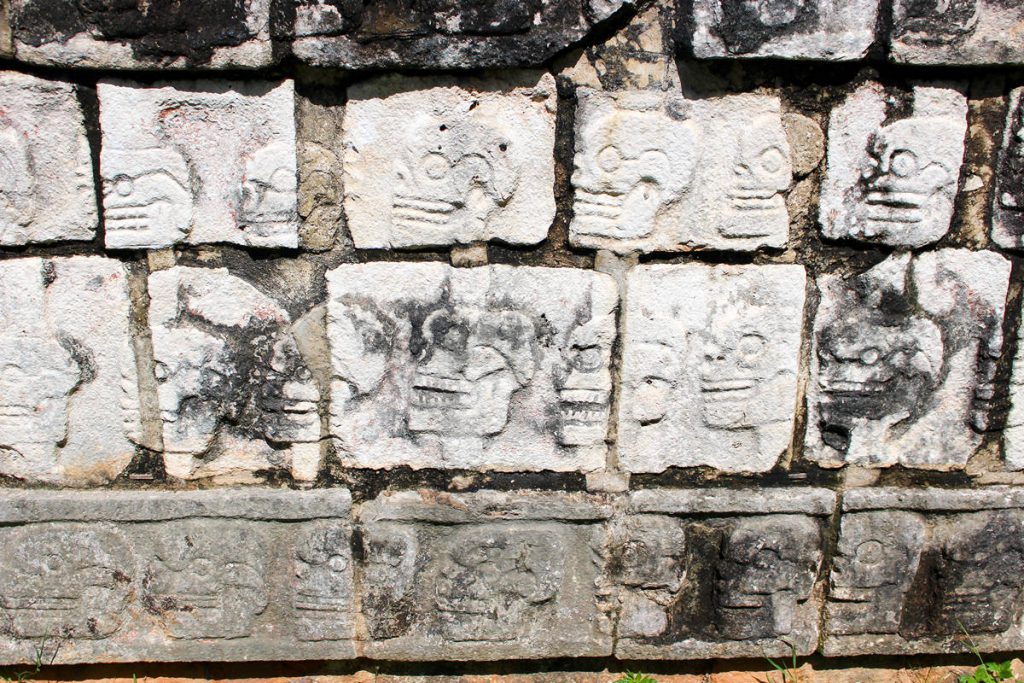 Wand der Schädel Tzompantli in Chichen Itza