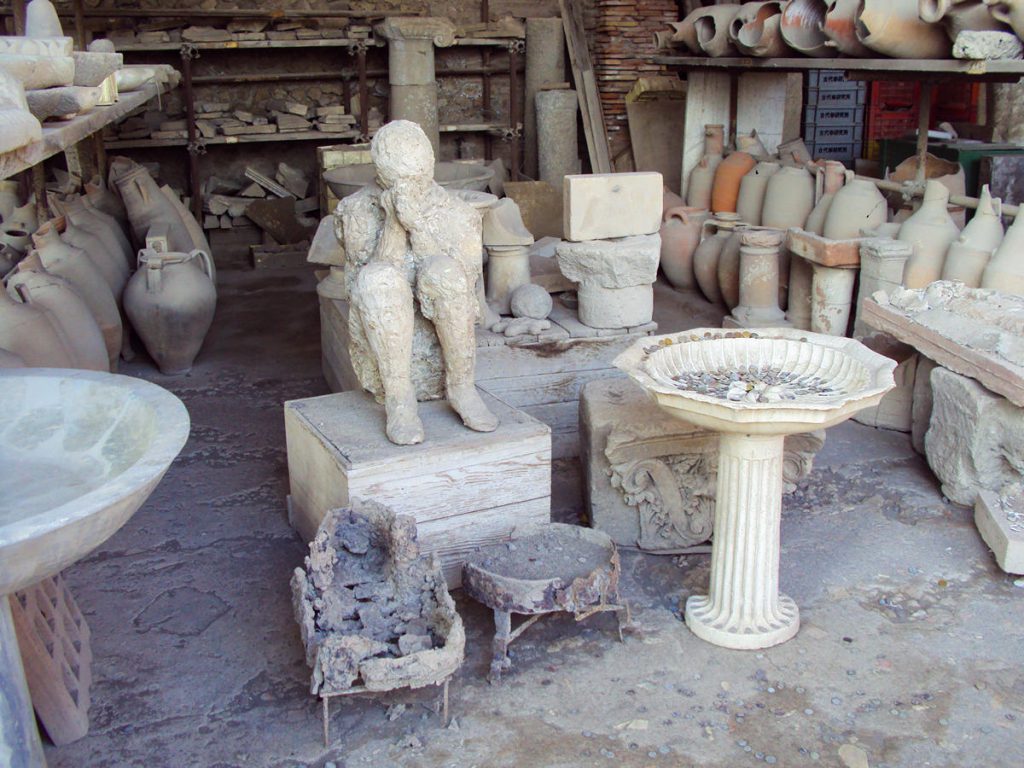 Ausguss von Hohlraum eines sitzdenden Opfers im erhärteten Gestein in Pompei
