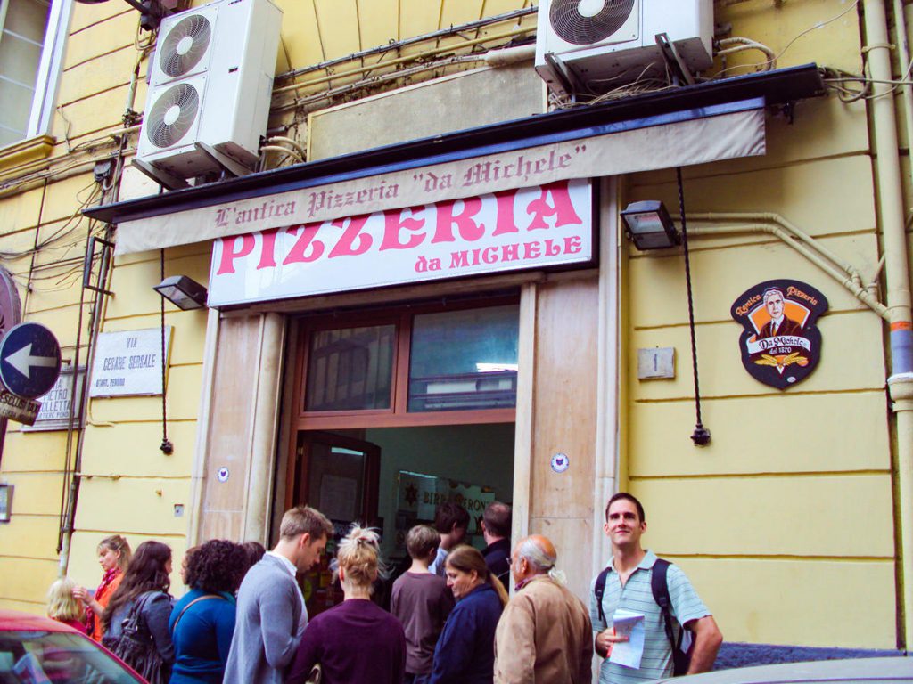 Warteschlange vor der Pizzeria Da Michele in Neapel