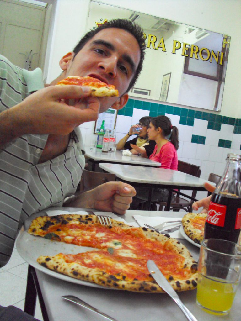 Pizza essen in der Pizzeria da Michele