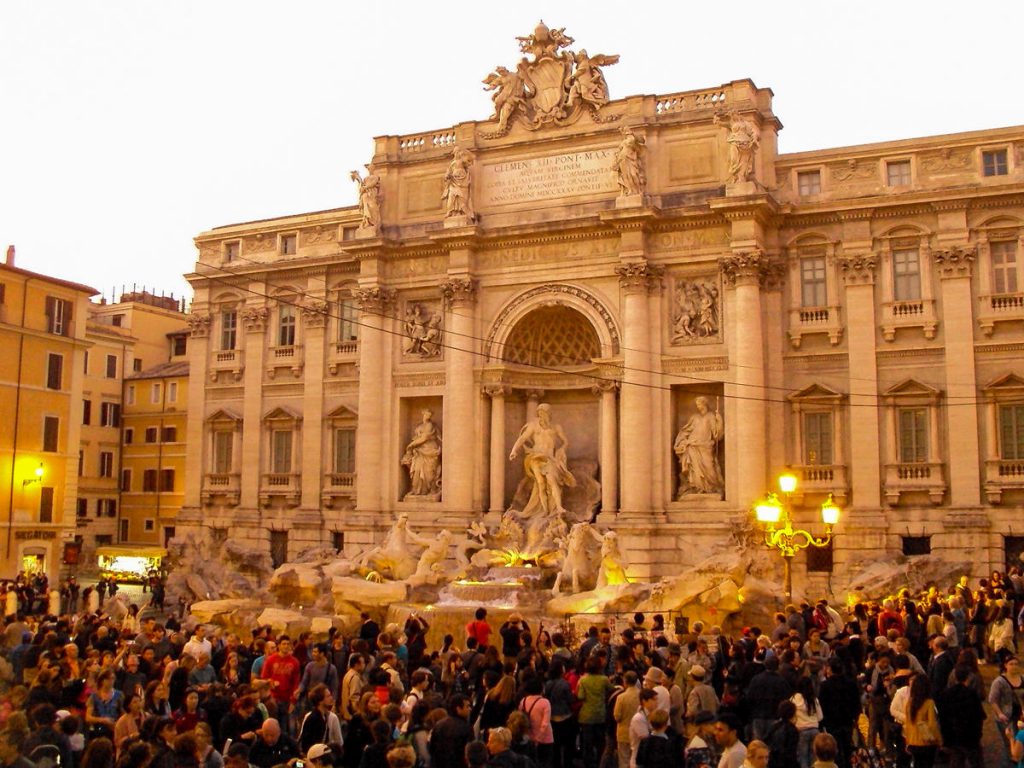 Massen von Touristen bei dem Trevi-Brunnen
