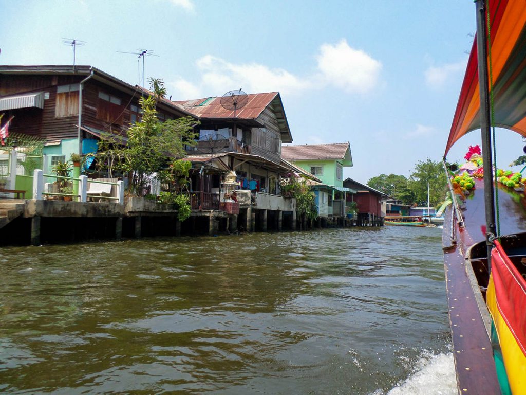 Bootsfahrt im Kanal von Bangkok