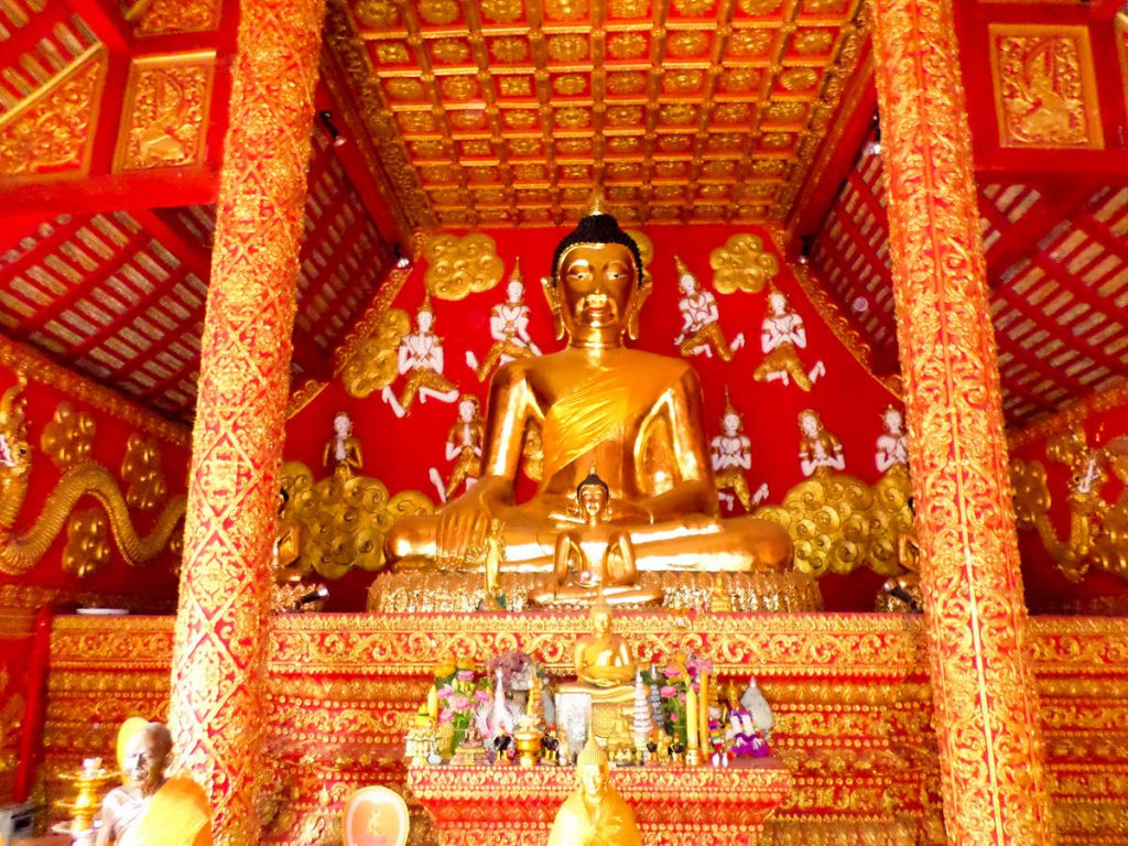 Buddha im kleinen Tempel neben dem Wat Phra That Lampang Luang