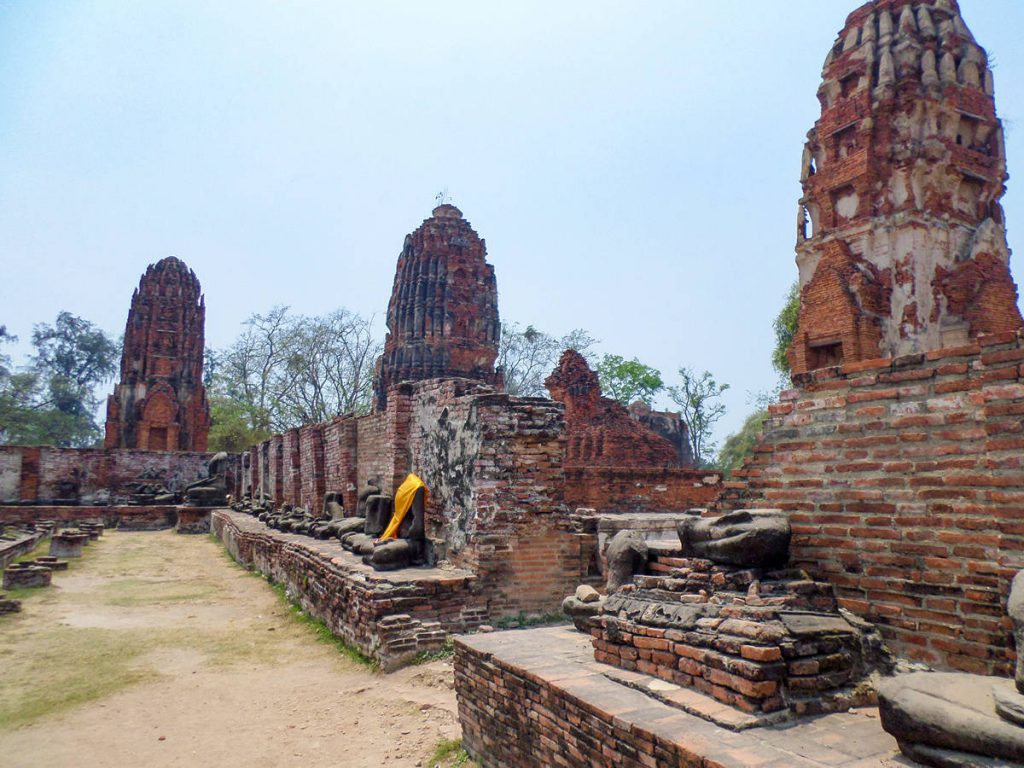 Buddha-Statuen ohne Kopf am Wat Mahathat in Ayutthaya