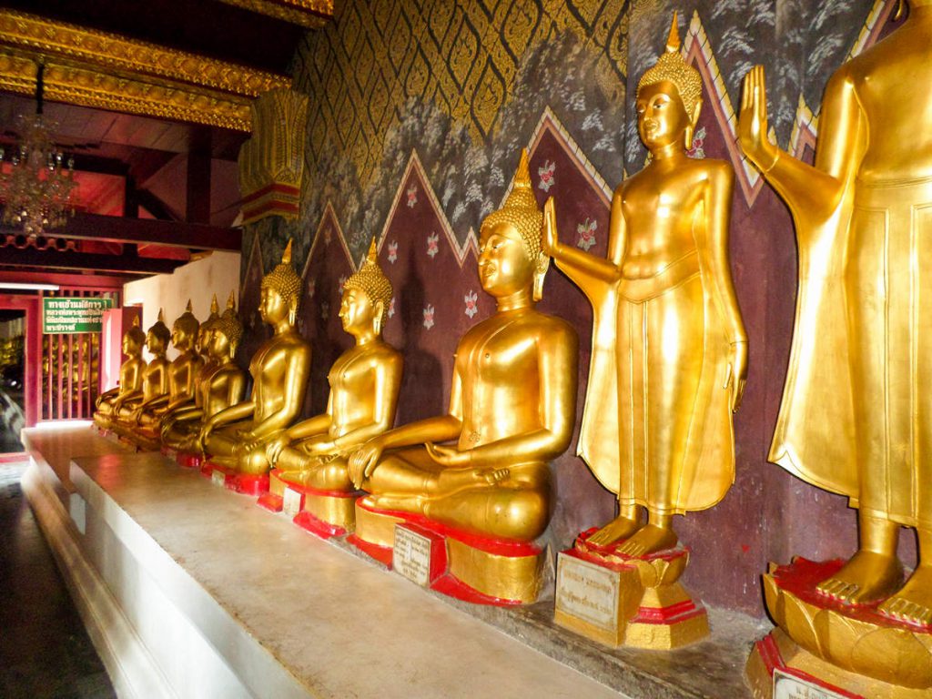 Kleine Buddha-Statuen in Wat Phra Si Rattana Mahathat